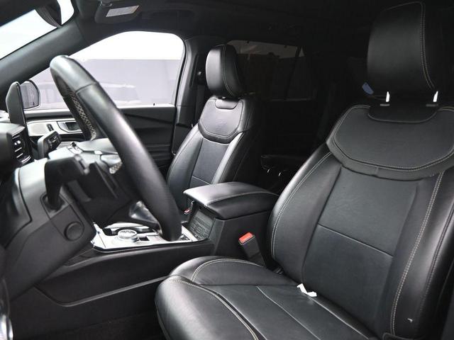 Photo of 2022 White Metallic Ford Explorer