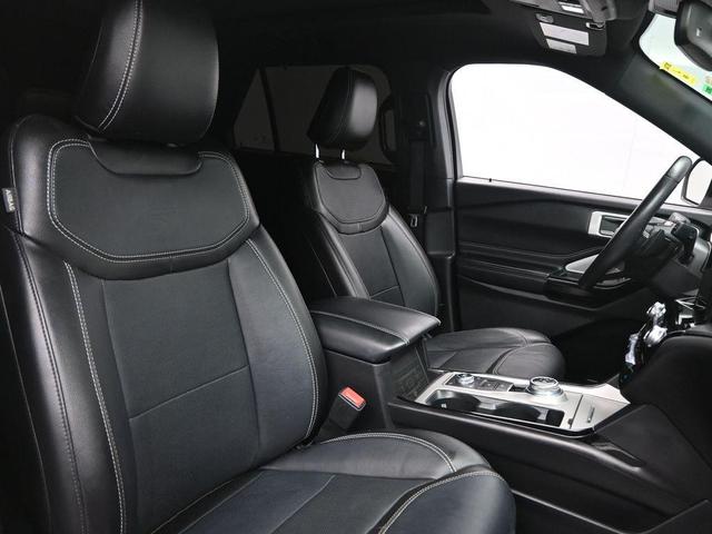 Photo of 2022 White Metallic Ford Explorer