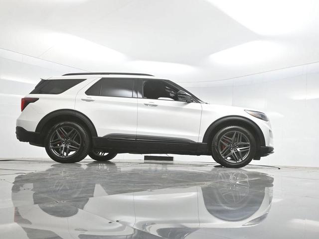Photo of 2025 White Metallic Ford Explorer