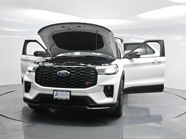 Photo of 2025 White Metallic Ford Explorer