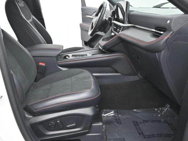 Photo of 2025 White Metallic Ford Explorer