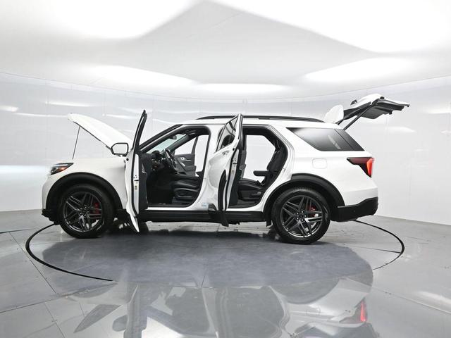 Photo of 2025 White Metallic Ford Explorer