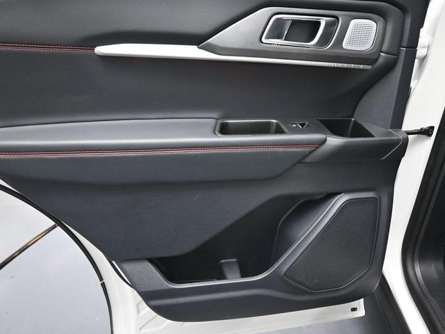 Photo of 2025 White Metallic Ford Explorer