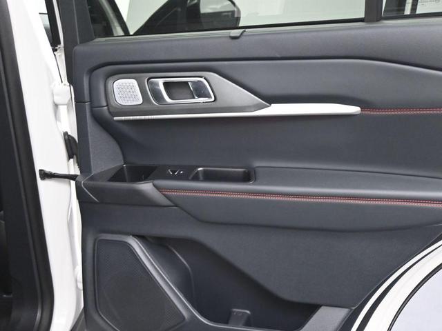 Photo of 2025 White Metallic Ford Explorer