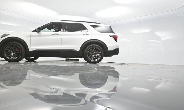 Photo of 2025 White Metallic Ford Explorer