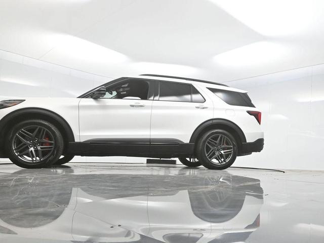 Photo of 2025 White Metallic Ford Explorer