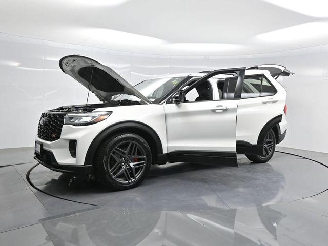 Photo of 2025 White Metallic Ford Explorer