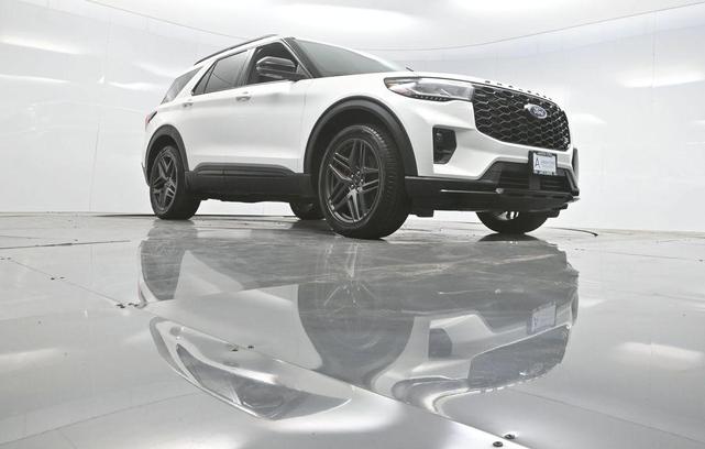 Photo of 2025 White Metallic Ford Explorer