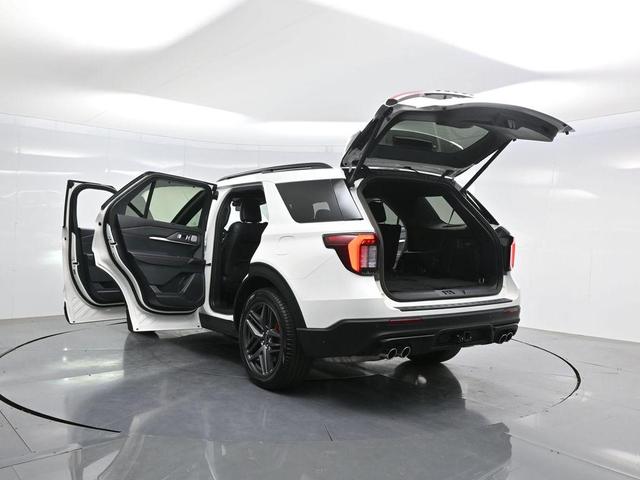 Photo of 2025 White Metallic Ford Explorer
