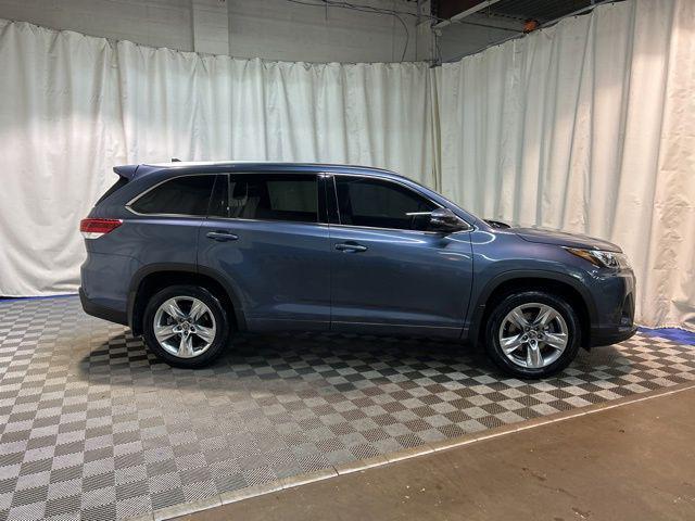 Photo of 2017 Celestial Silver Metallic Toyota Highlander
