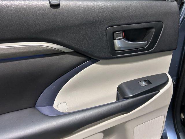 Photo of 2017 Celestial Silver Metallic Toyota Highlander