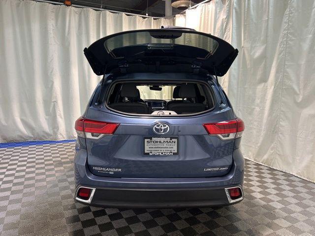 Photo of 2017 Celestial Silver Metallic Toyota Highlander