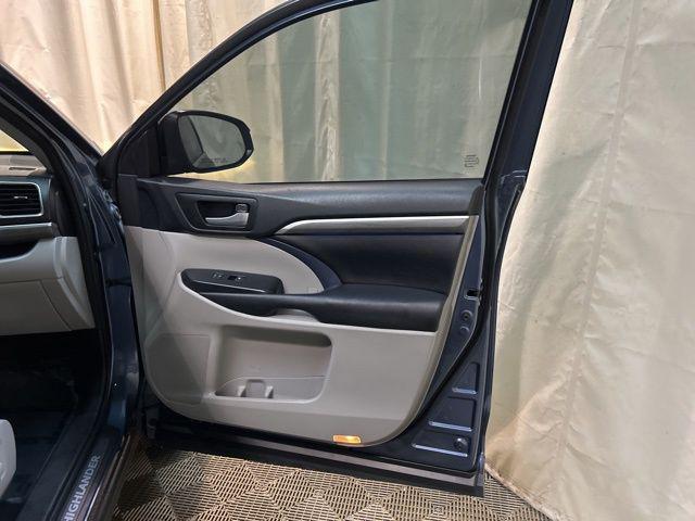 Photo of 2017 Celestial Silver Metallic Toyota Highlander