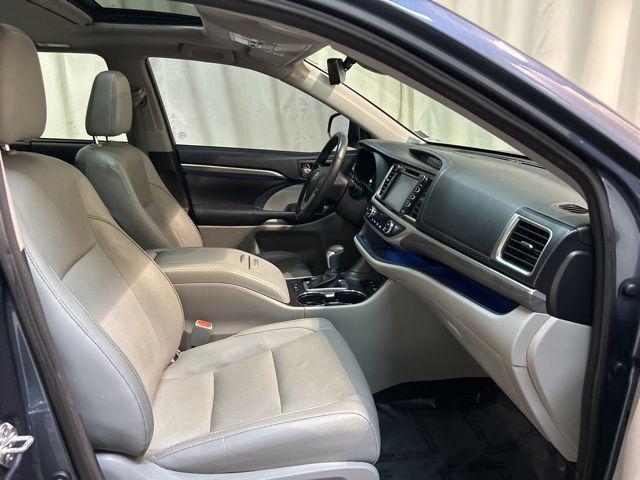 Photo of 2017 Celestial Silver Metallic Toyota Highlander