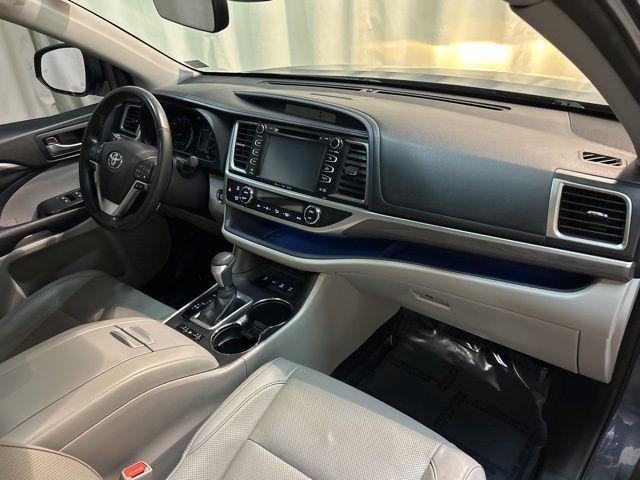 Photo of 2017 Celestial Silver Metallic Toyota Highlander