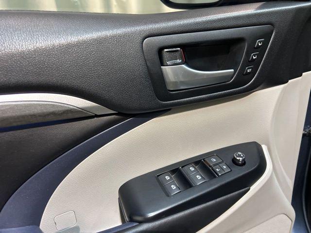 Photo of 2017 Celestial Silver Metallic Toyota Highlander