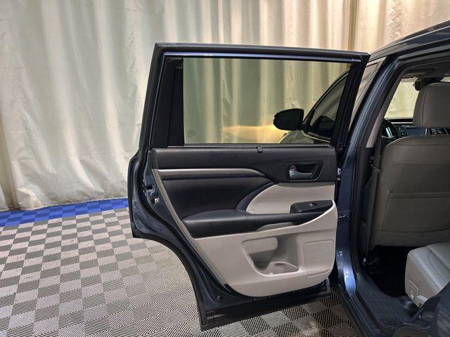 Photo of 2017 Celestial Silver Metallic Toyota Highlander