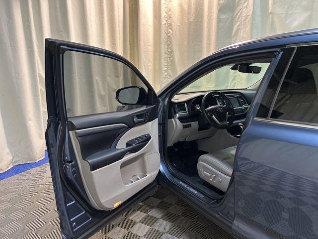 Photo of 2017 Celestial Silver Metallic Toyota Highlander