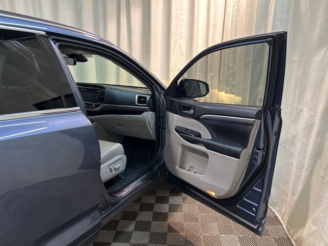 Photo of 2017 Celestial Silver Metallic Toyota Highlander