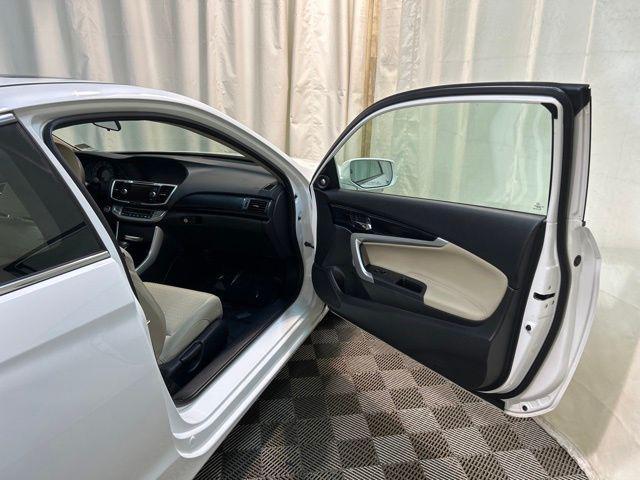 Photo of 2015 White Orchid Pearl Honda Accord