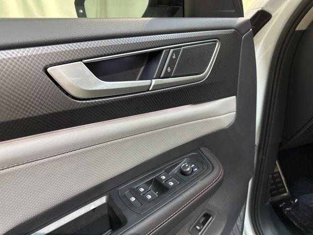 Photo of 2026 Opal White Pearl Volkswagen Atlas