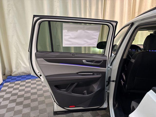Photo of 2025 Pure White Volkswagen Atlas