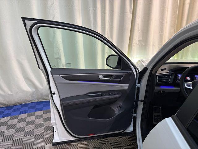 Photo of 2025 Pure White Volkswagen Atlas