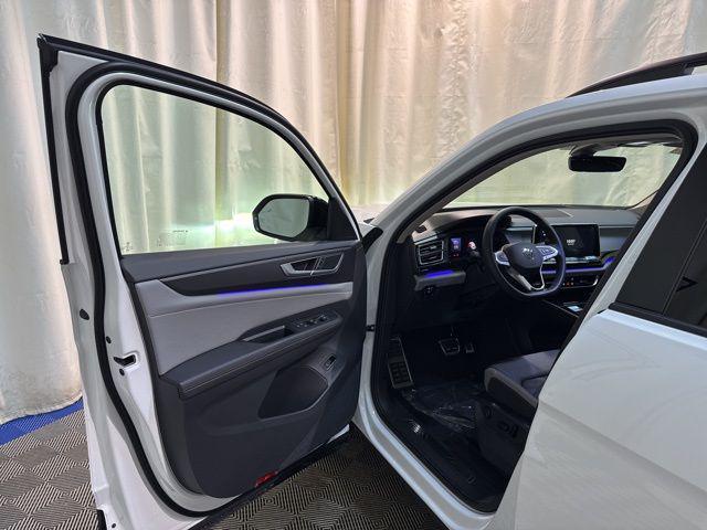 Photo of 2025 Pure White Volkswagen Atlas