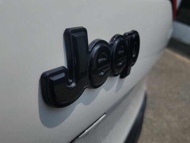 Photo of 2018 Bright White Clearcoat Jeep Cherokee