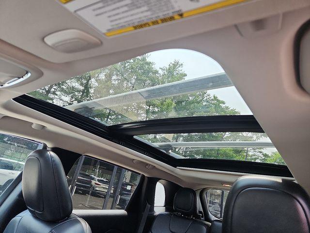 Photo of 2018 Bright White Clearcoat Jeep Cherokee
