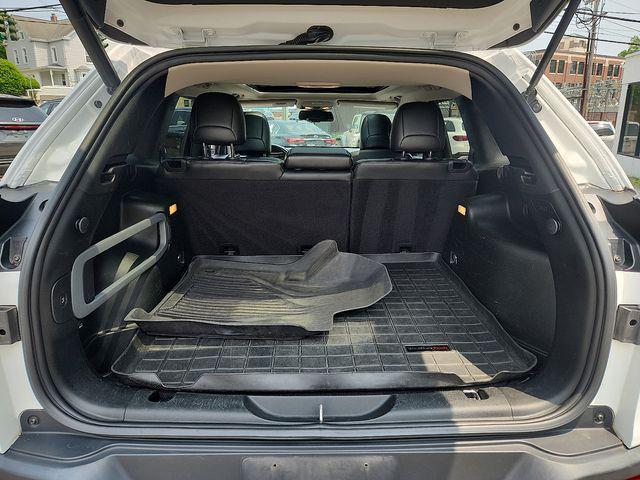 Photo of 2018 Bright White Clearcoat Jeep Cherokee