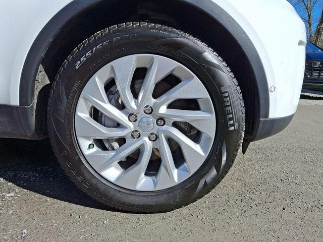 Photo of 2024 Fuji White Land Rover Discovery