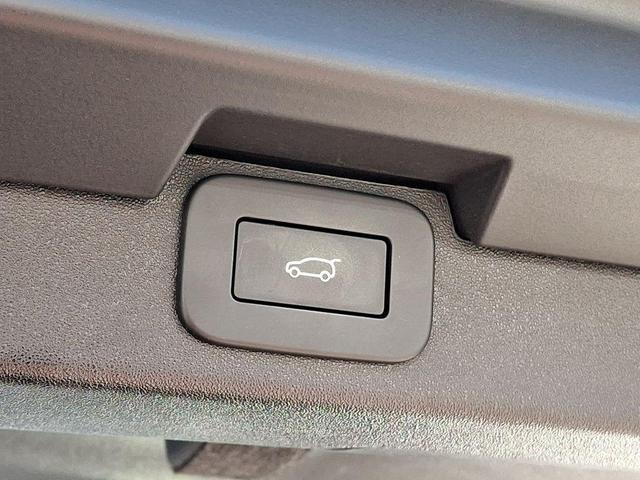 Photo of 2024 Fuji White Land Rover Discovery