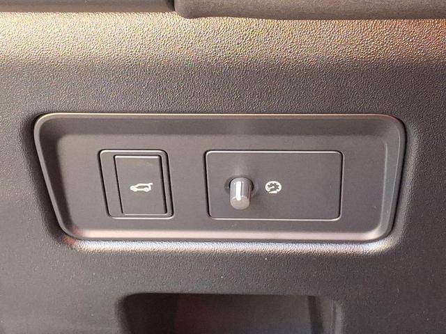 Photo of 2024 Fuji White Land Rover Discovery