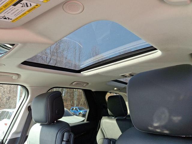 Photo of 2024 Fuji White Land Rover Discovery