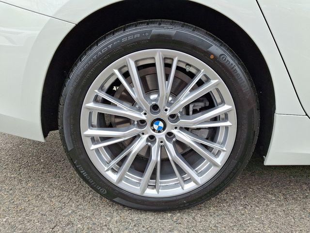 Photo of 2024 Alpine White BMW 330