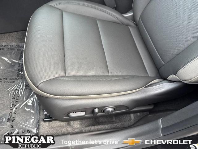 Photo of 2025 Mosaic Black Metallic Chevrolet Trax