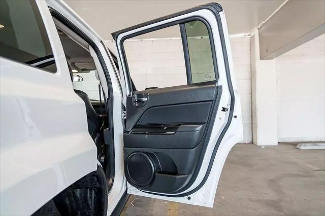 Photo of 2011 Bright White Clearcoat Jeep Patriot