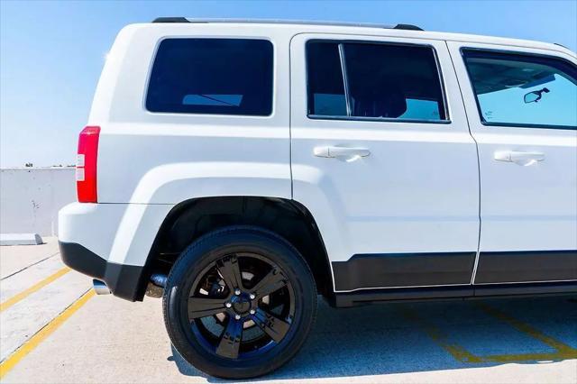 Photo of 2011 Bright White Clearcoat Jeep Patriot