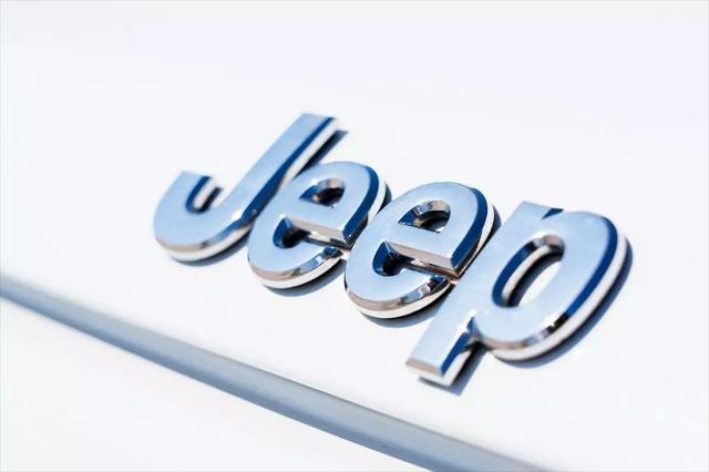 Photo of 2011 Bright White Clearcoat Jeep Patriot