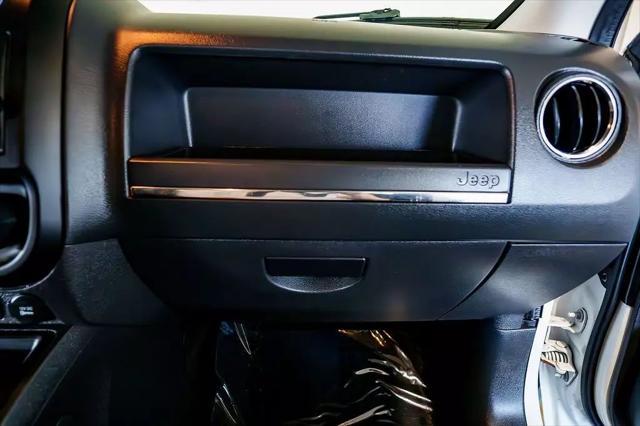 Photo of 2011 Bright White Clearcoat Jeep Patriot
