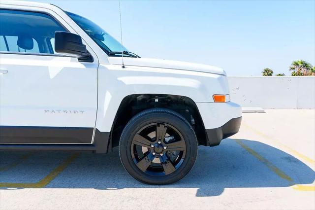 Photo of 2011 Bright White Clearcoat Jeep Patriot