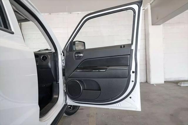 Photo of 2011 Bright White Clearcoat Jeep Patriot
