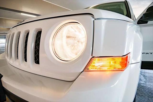 Photo of 2011 Bright White Clearcoat Jeep Patriot