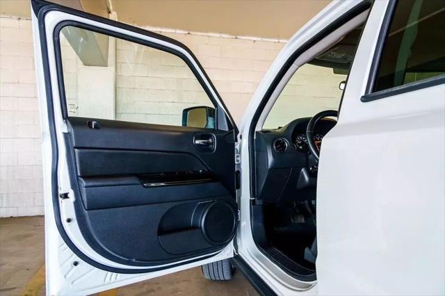 Photo of 2011 Bright White Clearcoat Jeep Patriot