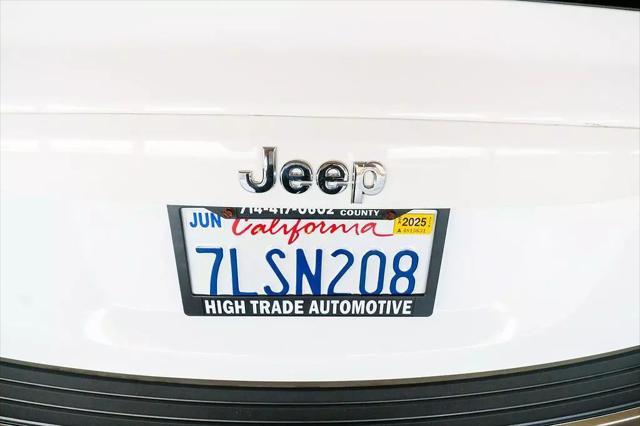 Photo of 2011 Bright White Clearcoat Jeep Patriot