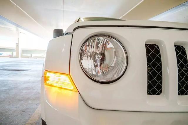 Photo of 2011 Bright White Clearcoat Jeep Patriot