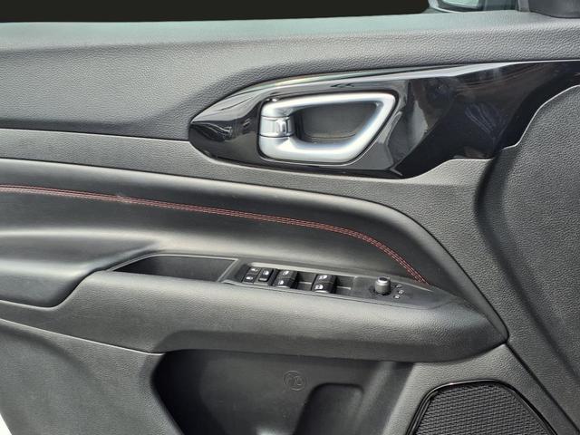 Photo of 2023 Bright White Clearcoat Jeep Compass