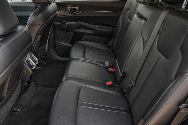 Photo of 2023 Everlasting Silver Kia Sorento