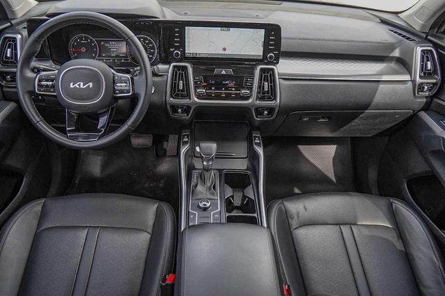 Photo of 2023 Everlasting Silver Kia Sorento